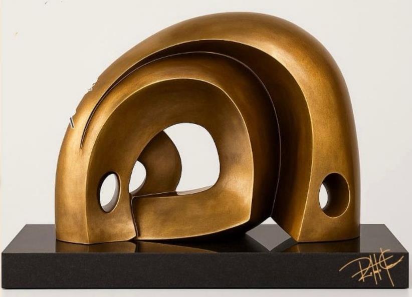 Proteção — Escultura. Bronze maciço puro · base em granito preto absoluto. Roberto Claussen.