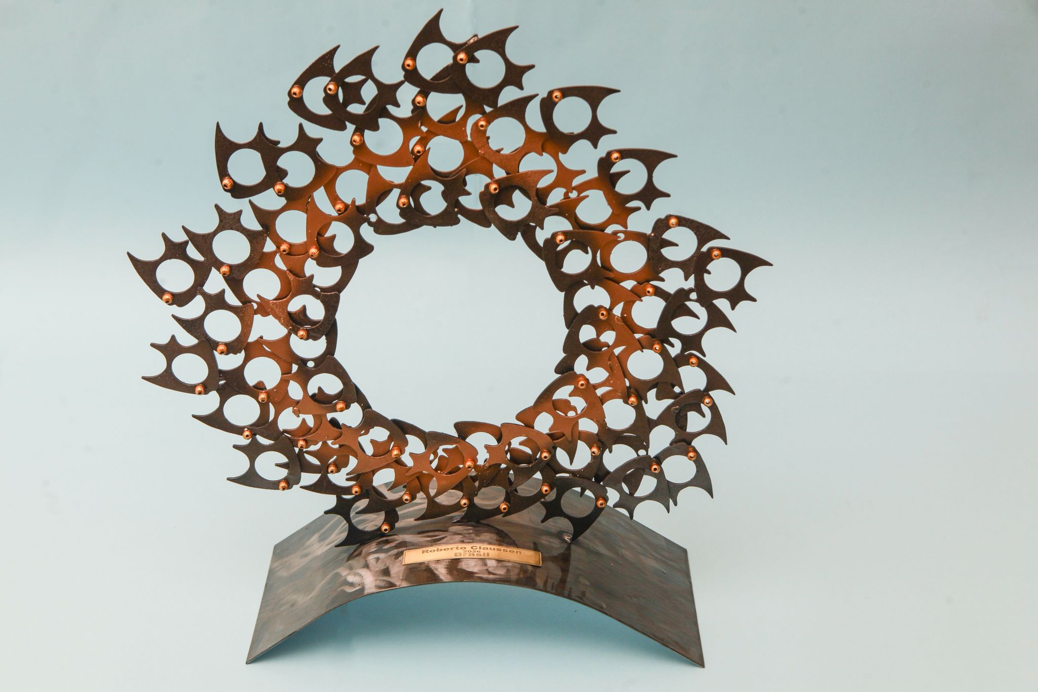 Cardumen — Cobre y acero, 2023. Escultura de Roberto Claussen.
