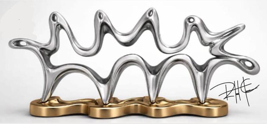 Metamorfoses — Escultura. Alumínio aeronáutico · base em bronze maciço. Roberto Claussen.