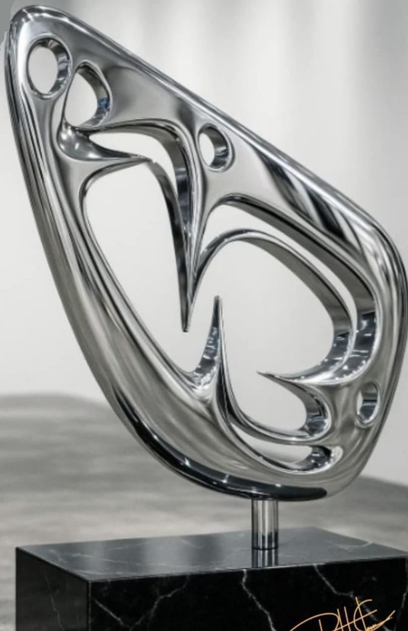 Metamorfoses II — Escultura. Alumínio aeronáutico · base em granito preto absoluto. Roberto Claussen.