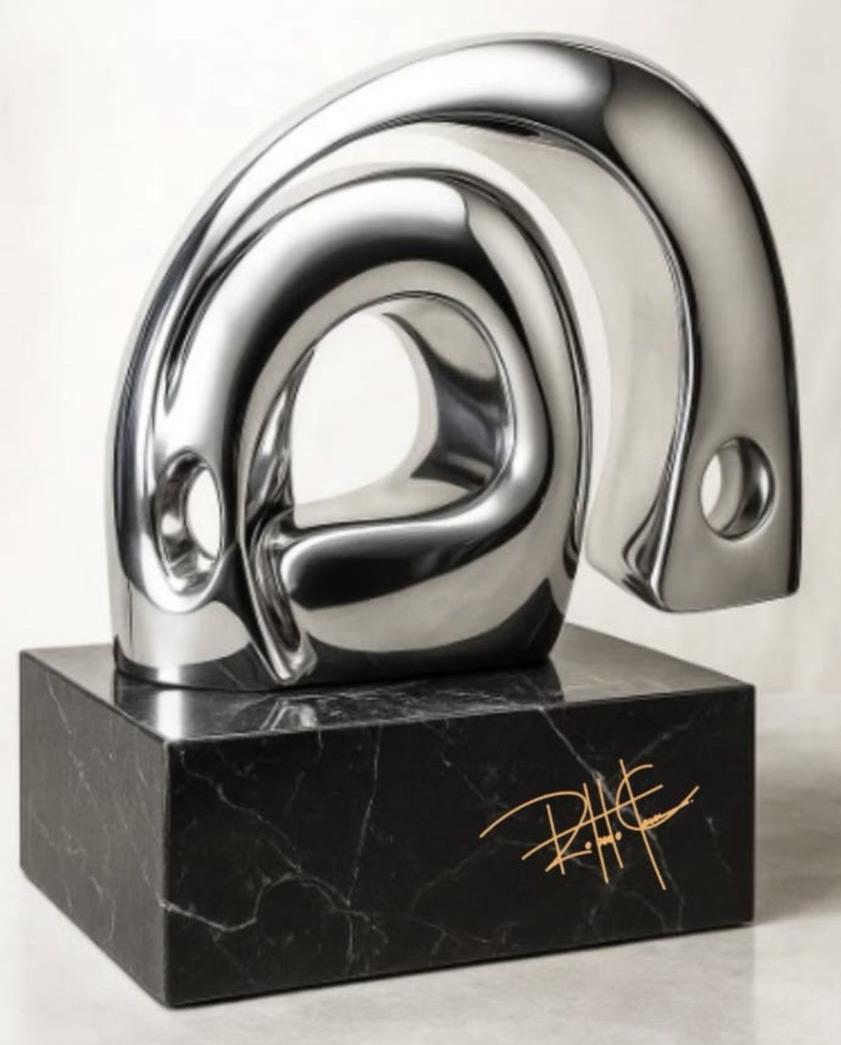 Proteção II — Escultura. Alumínio aeronáutico · base em granito preto absoluto. Roberto Claussen.