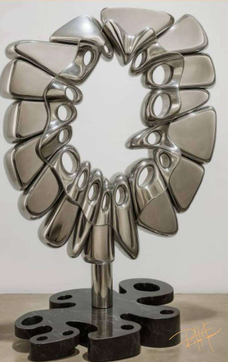 Portal — Escultura. Alumínio aeronáutico · base em granito preto absoluto. Roberto Claussen.