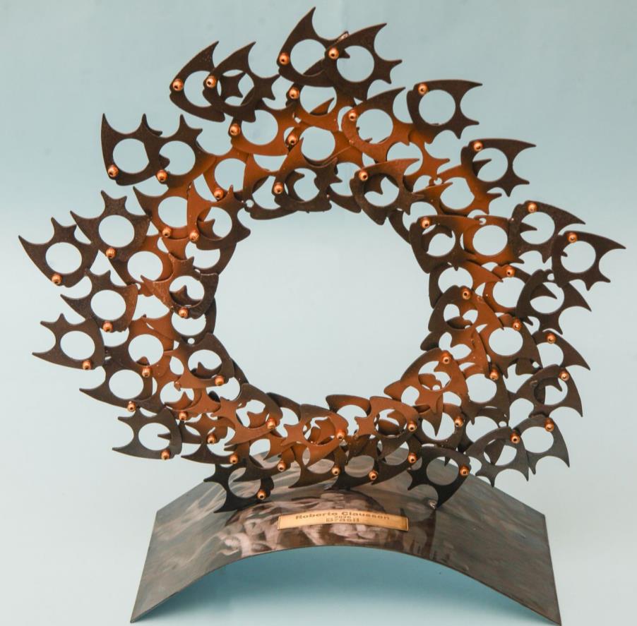Cardumes Rodamoinhos — Escultura. Aço carbono texturizado · peixes em aço e cromo dourado. Roberto Claussen.