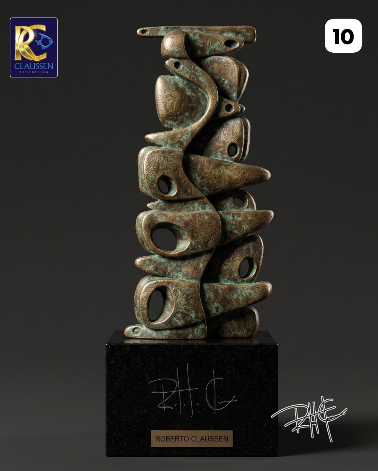 Coluna Vertebral — Escultura. Bronze maciço · pátina verde · base em granito preto absoluto. Roberto Claussen.